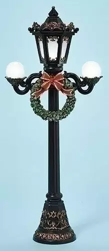 The Holiday Barn Old Fashioned Street Lamp With Christmas Wreath 3 The Holiday Barn Old Fashioned Street Lamp With Christmas Wreath